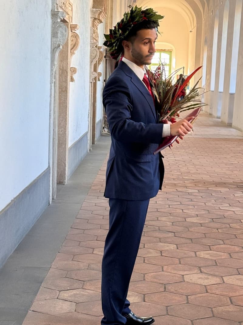 Foto di Omar di profilo prima della seduta di laurea