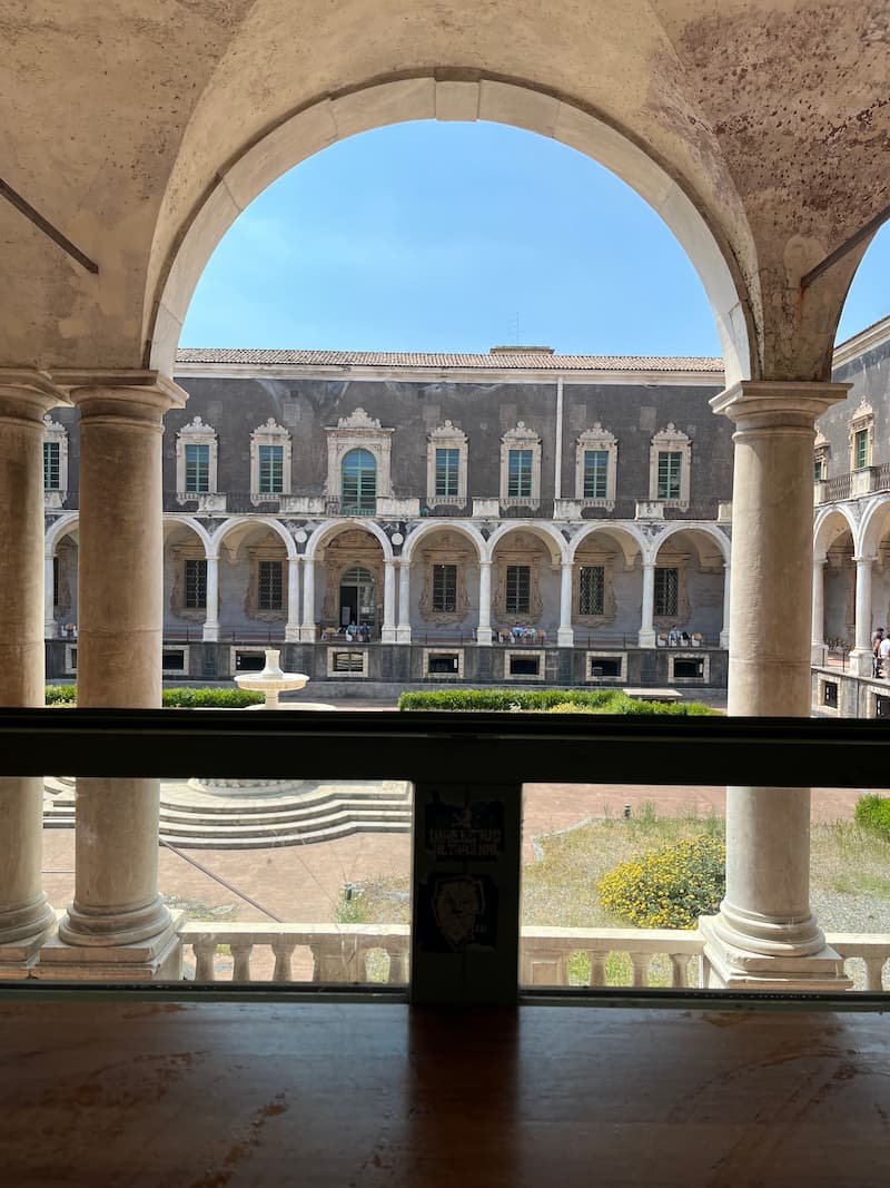 Foto dell'interno dell’aula studio al primo piano dell’ex monastero dell’università, il giorno prima della seduta di laurea