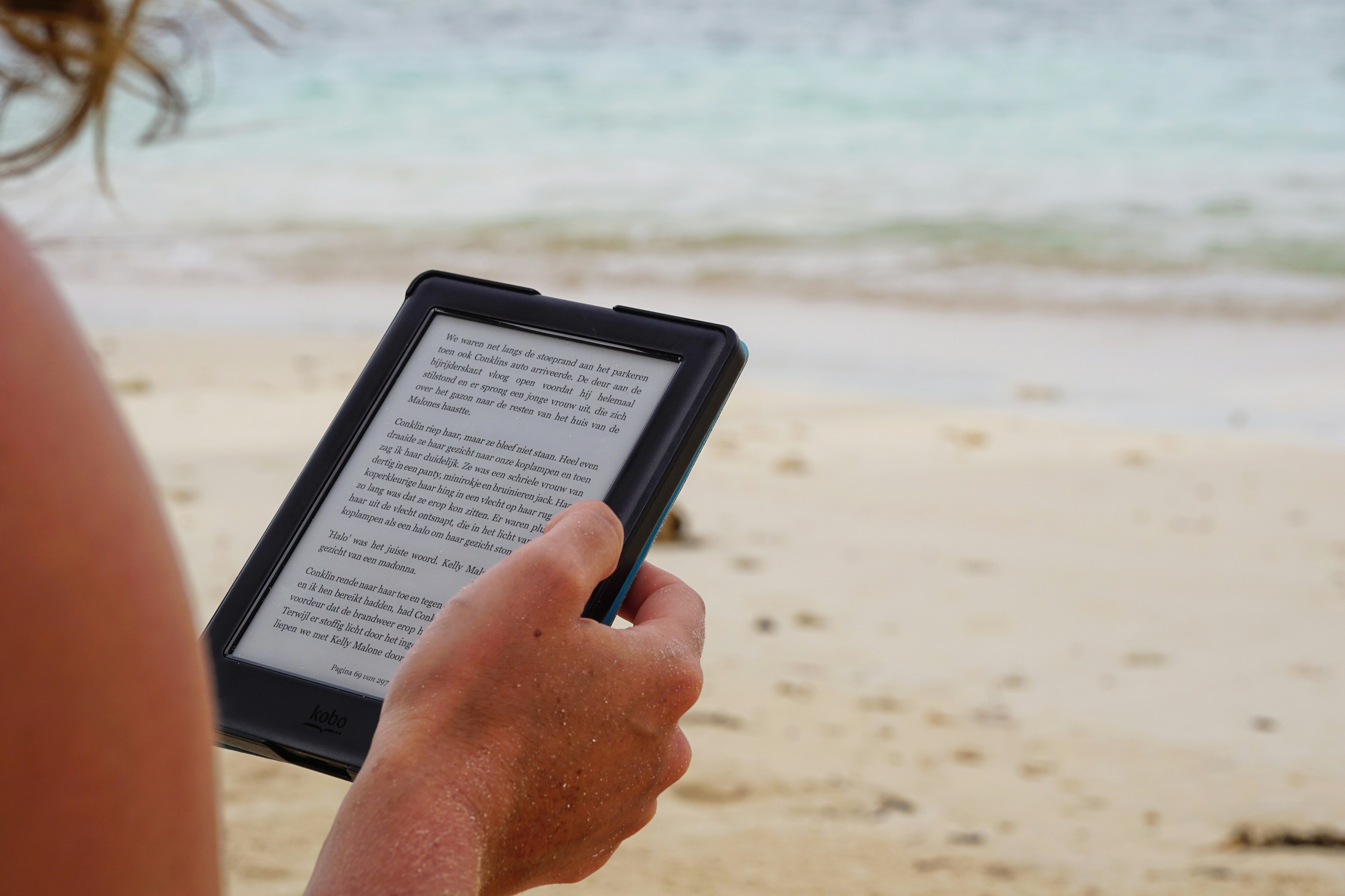 Lettura - Libro aperto su tavolo con atmosfera accogliente